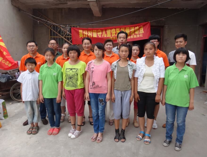 志愿者在吴圩举办快乐暑假活动