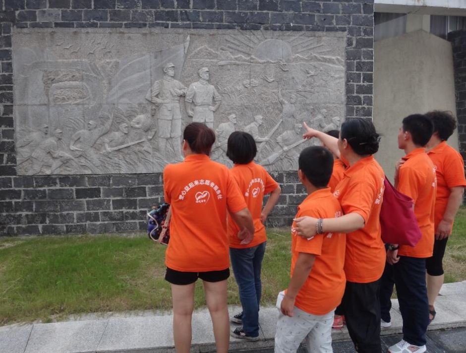清浦区爱心志愿者暑期带孩子参观新四军军部