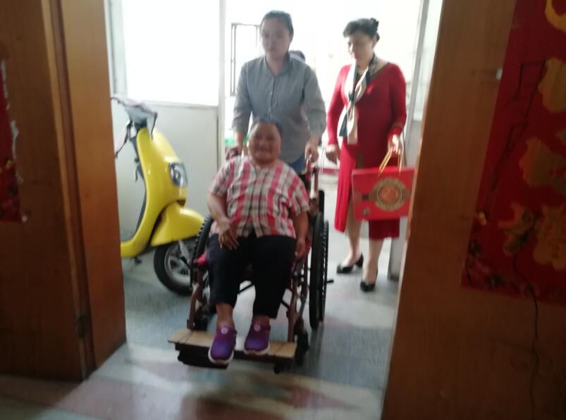 中秋节看望残疾家人