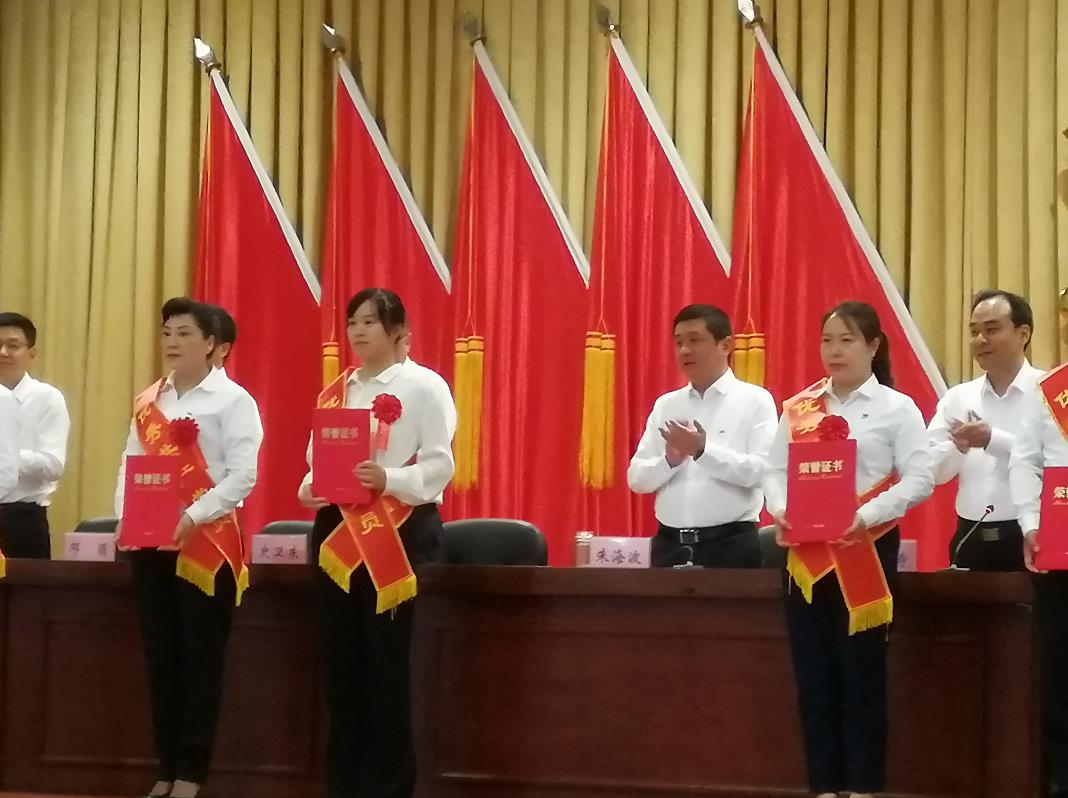区政府开庆祝中国共产党成立100周年 暨区两优一先表彰大会